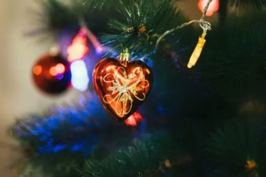 Шар 8 см красный золотой узор пластик