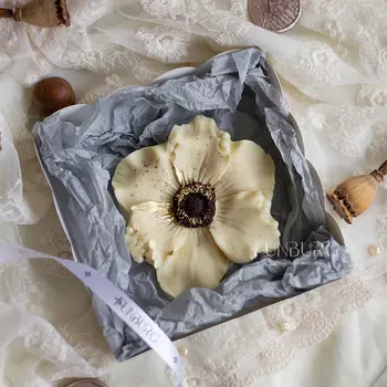 Анемона из бельгийского шоколада белый и темный шоколад