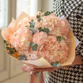 Букет розовых гортензий «В рассветном румянце»
