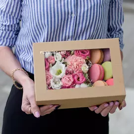 «Цветы и макаруны» в крафт-коробке
