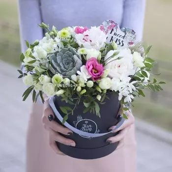 Цветы в шляпной коробке «Белые ночи»