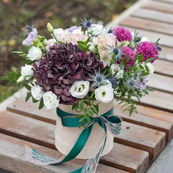 Цветы в шляпной коробке «Ежевика»