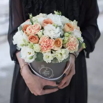 Цветы в шляпной коробке «Капучино»