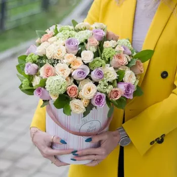 Цветы в шляпной коробке «Карамель»