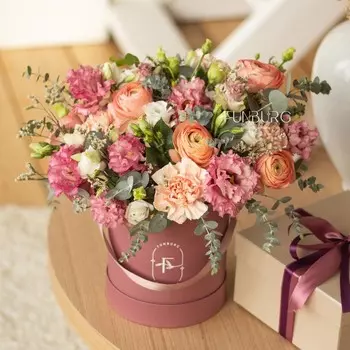 Цветы в шляпной коробке «Клубничная карамель»