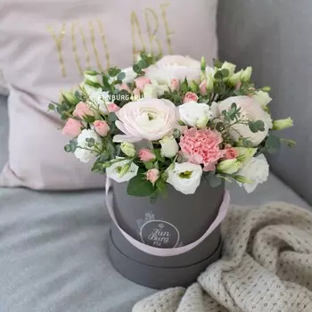 Цветы в шляпной коробке «Пируэт»