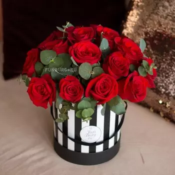 Цветы в шляпной коробке «Скарлетт»