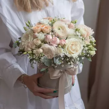 Цветы в шляпной коробке «Вельвет»