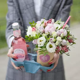 Цветы в стаканчике «Возьми с собой» с лимонадом