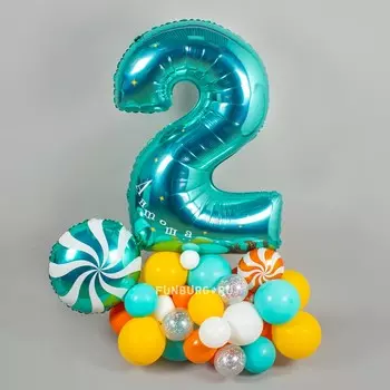 Фигура из шаров с цифрой и надписью «Солнечные каникулы»