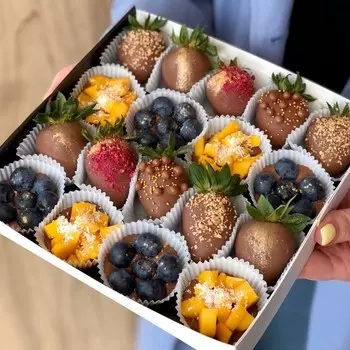 Клубника, голубика и манго в шоколаде