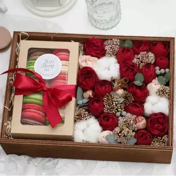 Композиция с макарунами «Брусничный пирог»