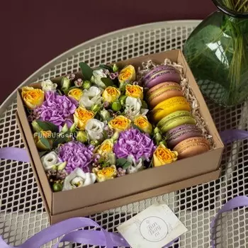 Композиция с макарунами «Фиалка»