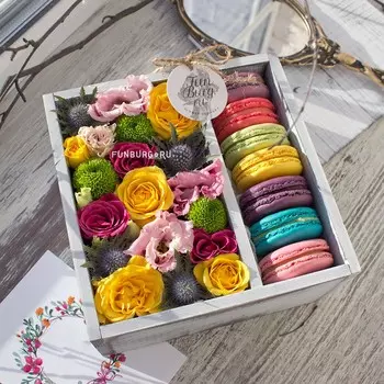 Композиция с макарунами «Радуга»