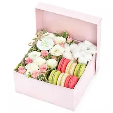 Композиция в коробке «Цветы и макаруны» №1