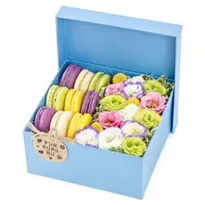 Композиция в коробке «Цветы и макаруны» №2