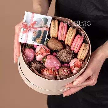 Набор клубники и пирожных «Sweet» с фотографиями