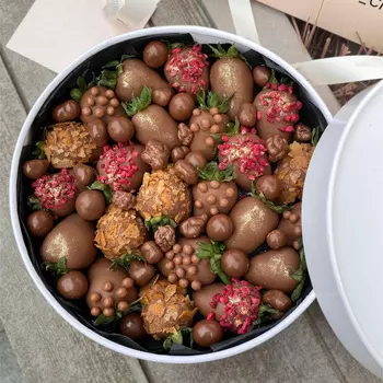 Набор клубники в шоколаде c драже «Milky»