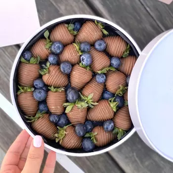 Набор клубники в шоколаде c голубикой