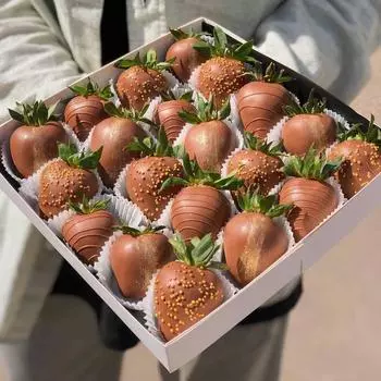 Набор клубники в шоколаде «Classic Gold» M