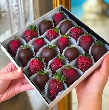 Набор клубники в шоколаде «Dark Berry» M