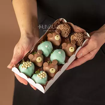 Набор клубники в шоколаде «Мишки» S в голубом