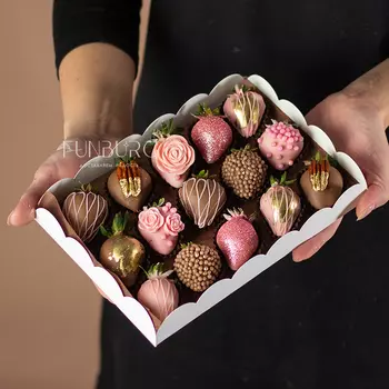 Набор клубники в шоколаде «Однажды в сказке» M