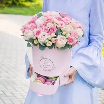 Розы в шляпной коробке «Малиновый пломбир»