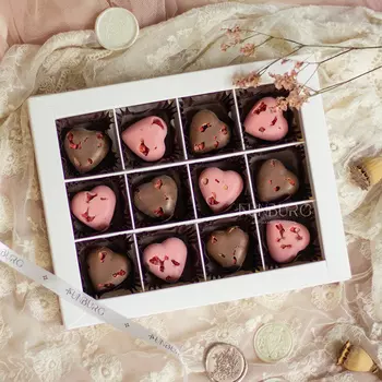 Сердечки из бельгийского шоколада M клубничный и молочный