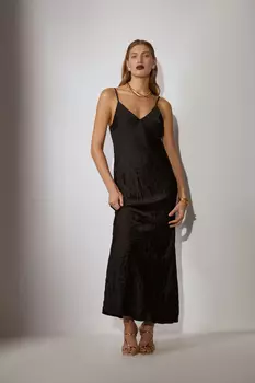 Атласное платье на бретелях