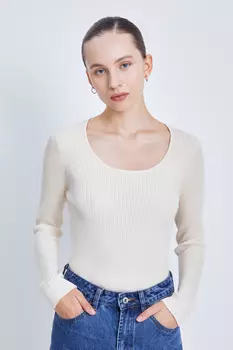 Джемпер приталенного силуэта с округлым вырезом