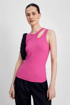 Майка с фигурным разрезом