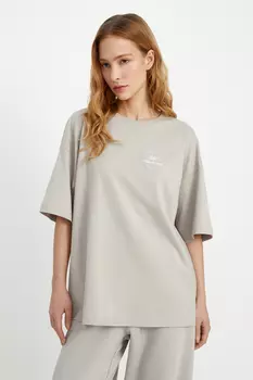 Оверсайз футболка со спущенным плечом