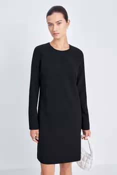 Платье прямого кроя с округлым вырезом