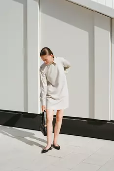 Платье прямого силуэта с округлым воротником