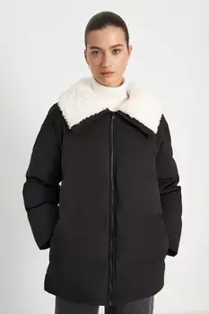 Пуховик с опушкой и воротником-стойкой