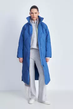 Пуховое пальто с воротником-стойкой и капюшоном