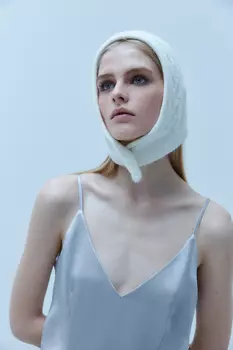 Шапка-чепчик из шерсти из капсулы Карины Нигай