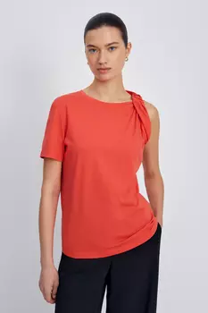 Свободная футболка с фигурным узлом