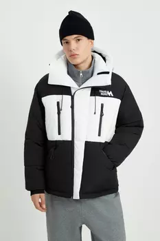 Утепленная куртка с контрастной отделкой