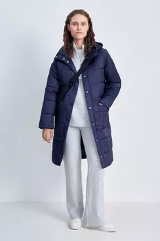 Утепленное пальто прямого кроя с карманами