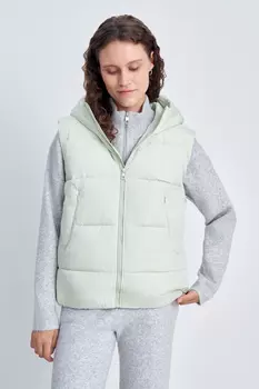 Утепленный жилет с капюшоном