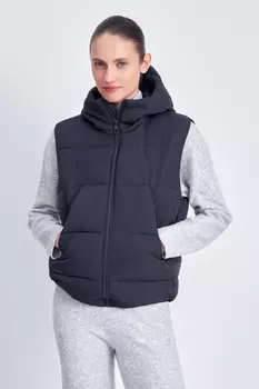 Утепленный жилет с капюшоном