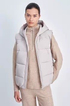 Утепленный жилет с капюшоном