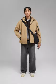 Ветровка с капюшоном