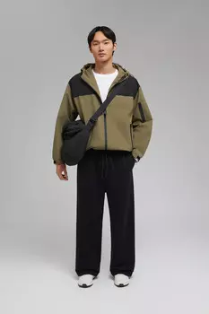 Ветровка с капюшоном