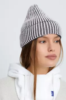 Вязаная шапка из коллаборации с maneken