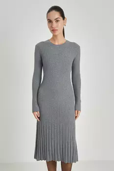 Вязаное платье приталенного силуэта