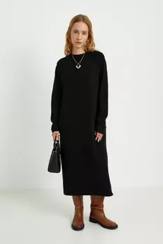 Вязаное платье с высокой горловиной свободного силуэта