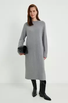 Вязаное платье с высокой горловиной свободного силуэта